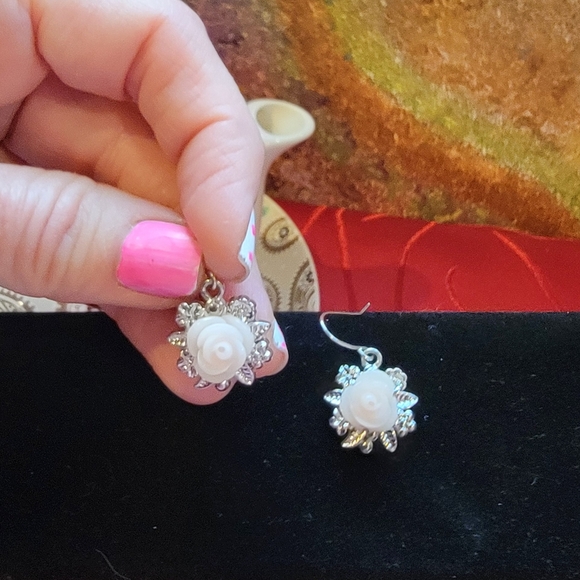 Pale pink and silver tone flower earrings - Picture 4 of 9